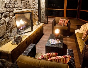 Modern log cabin fireplace design and seating area